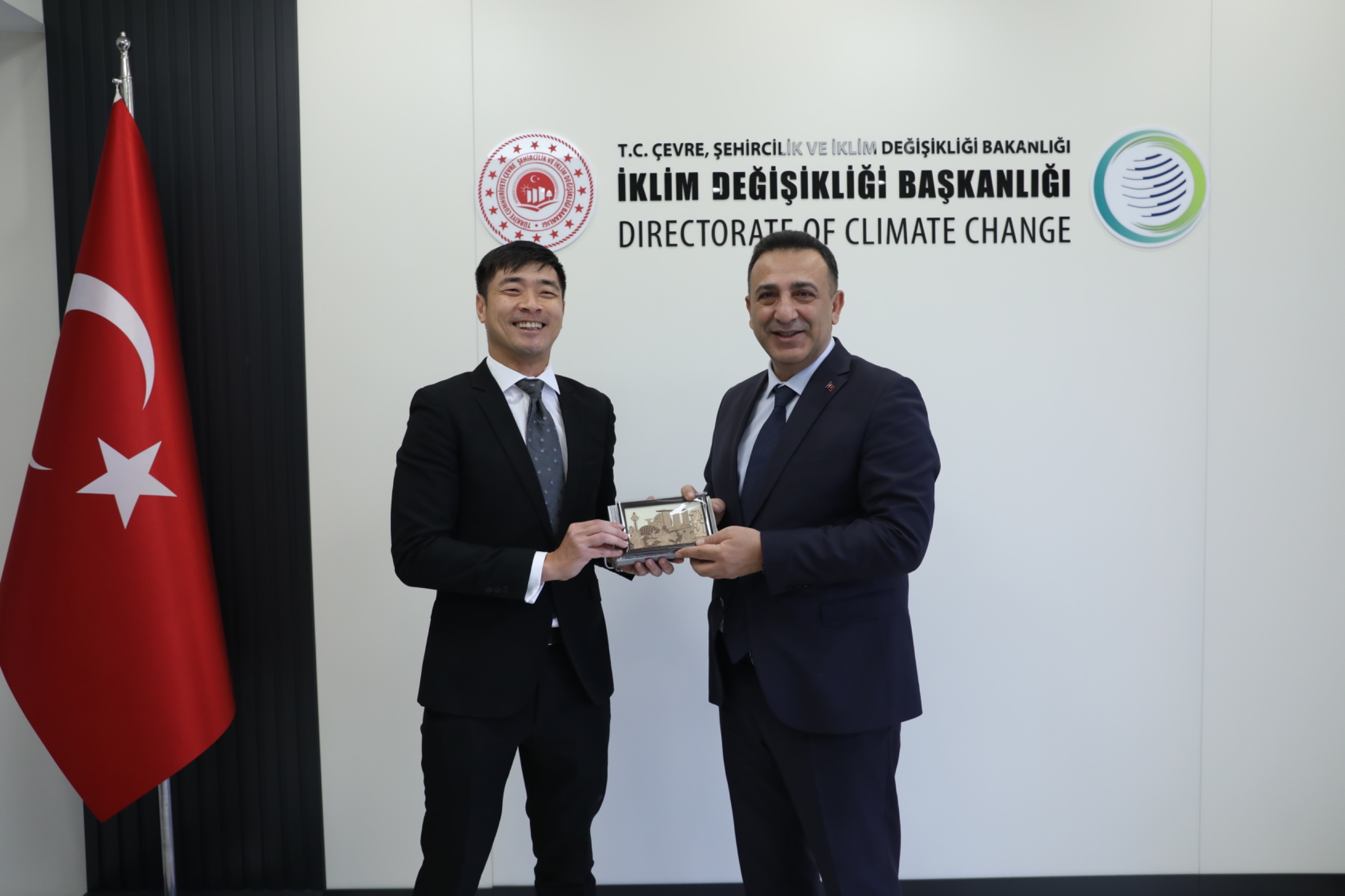 Director of Climate Change Hasar Meets with Singaporean Ambassador Kok Li Peng