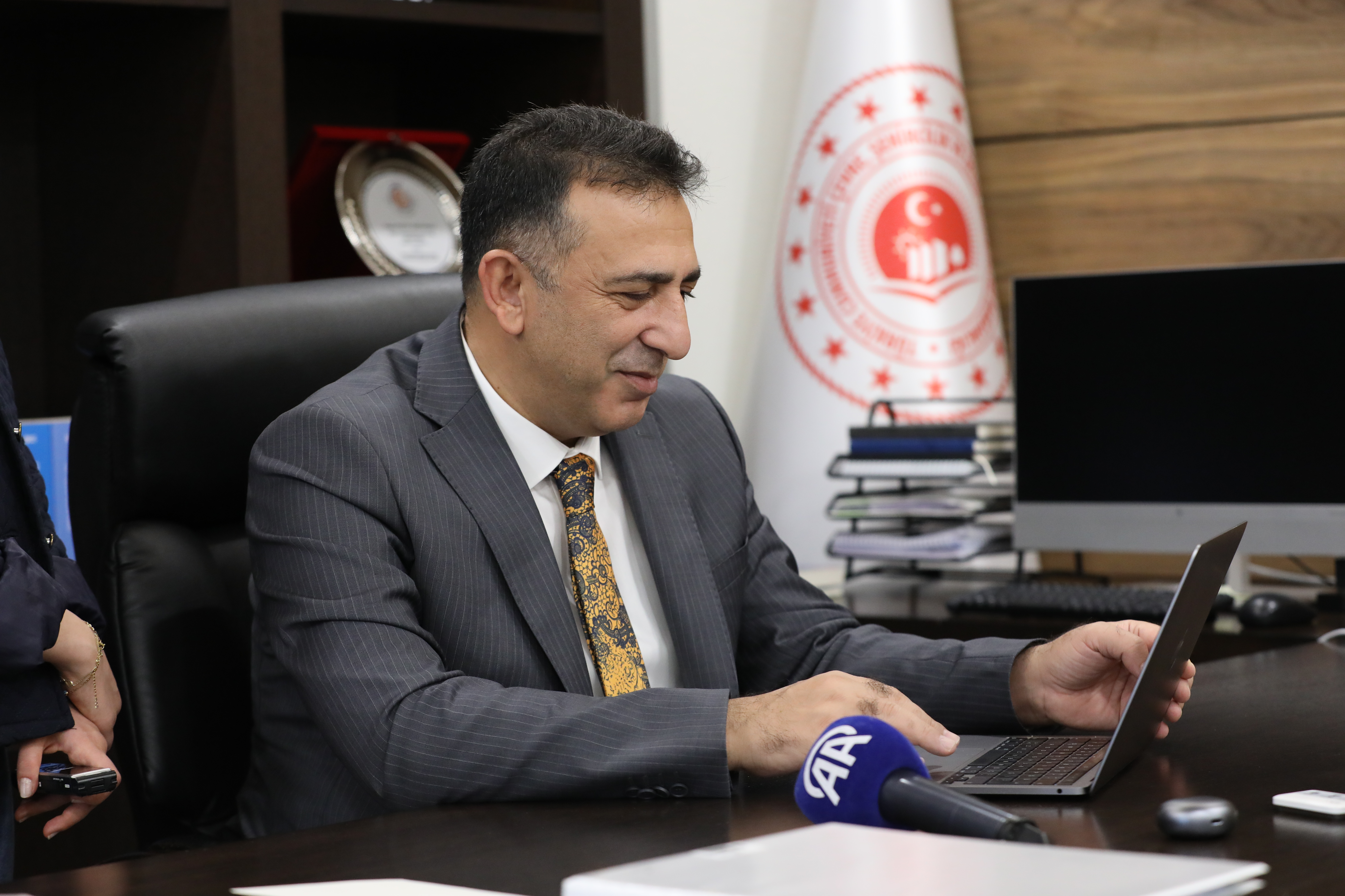 Hasar, Director of Climate Change, Takes Part in AA’s “Photos of the Year” Voting