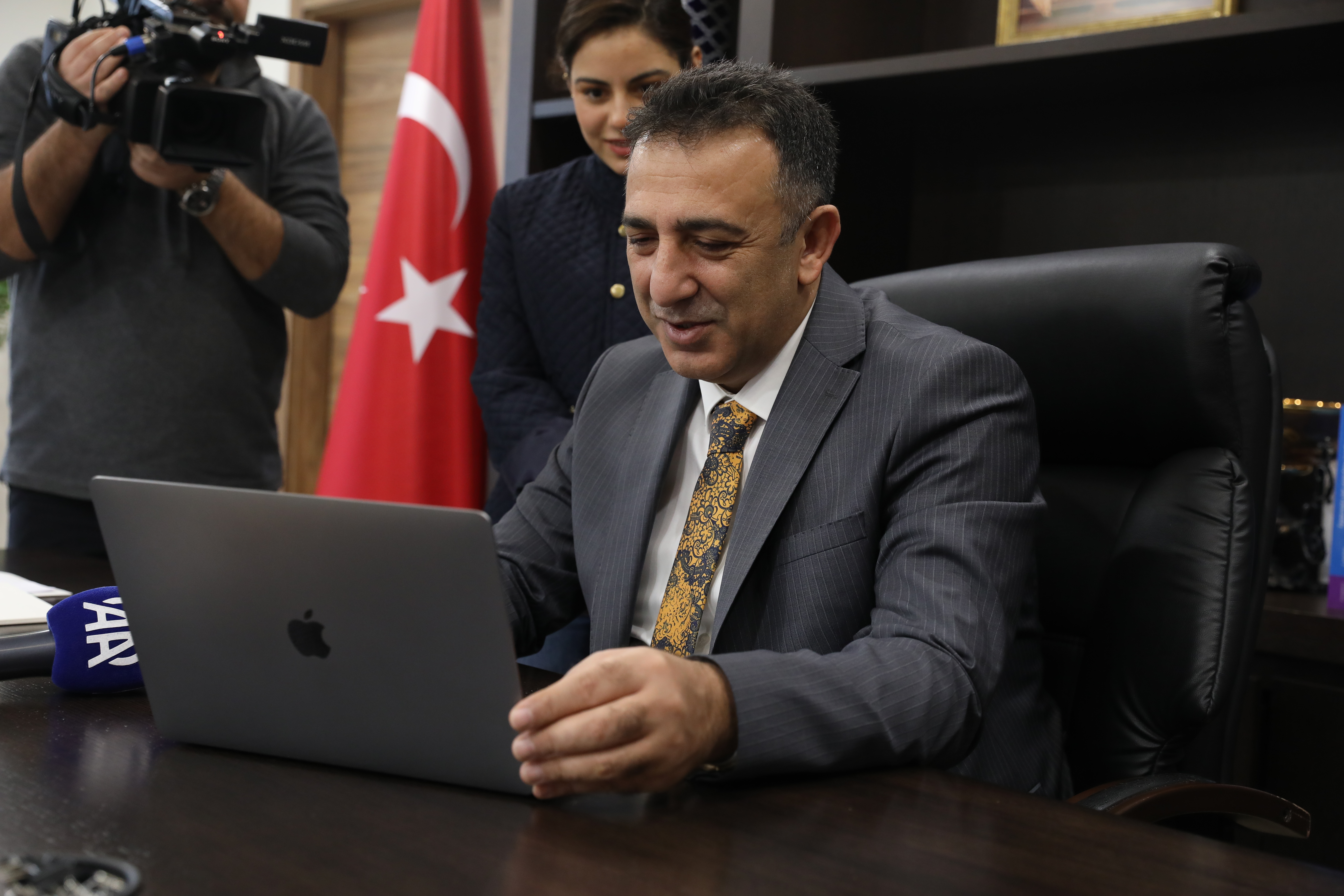 Hasar, Director of Climate Change, Takes Part in AA’s “Photos of the Year” Voting