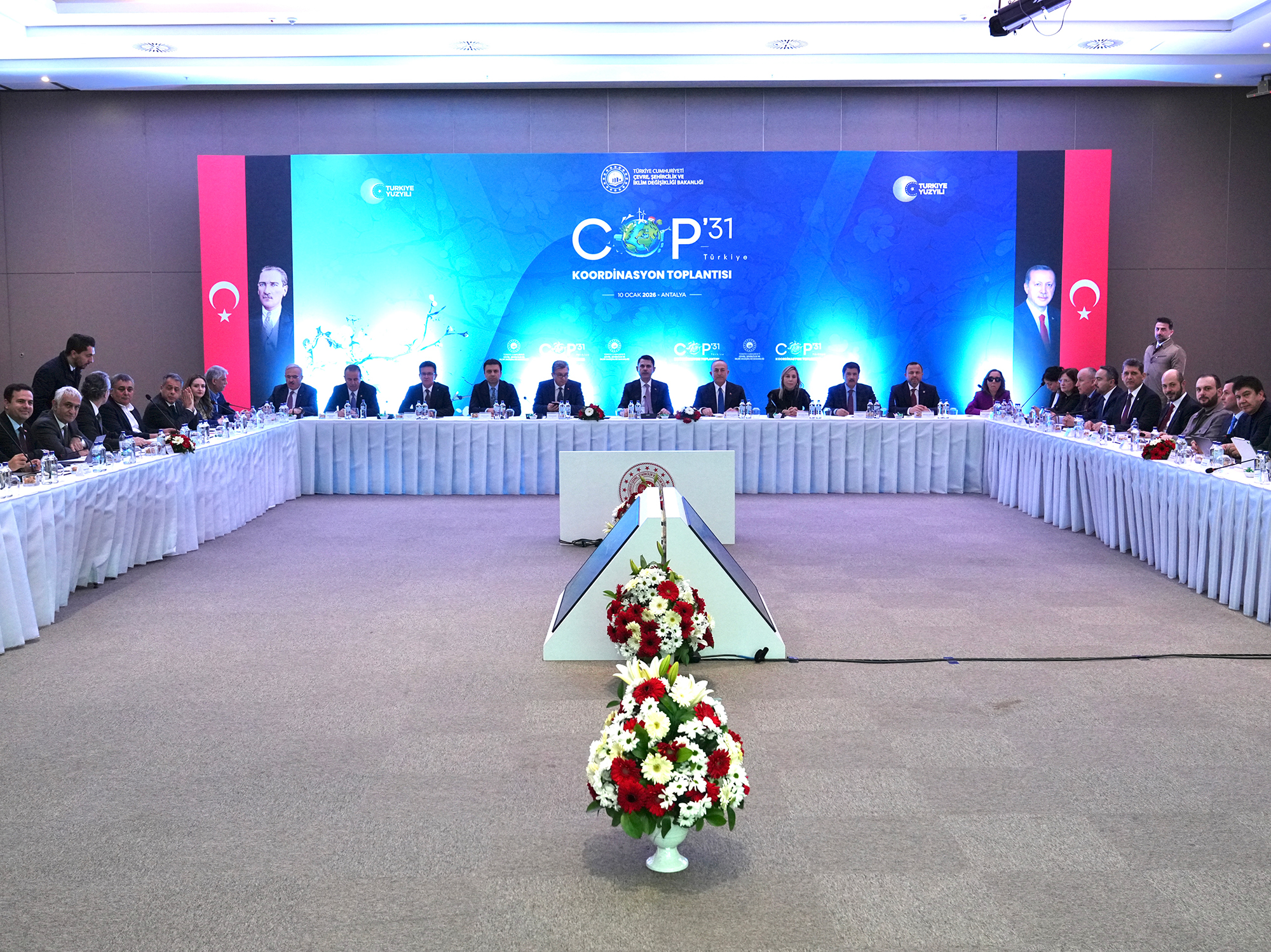 Bakan Kurum, COP alanında incelemelerde bulundu