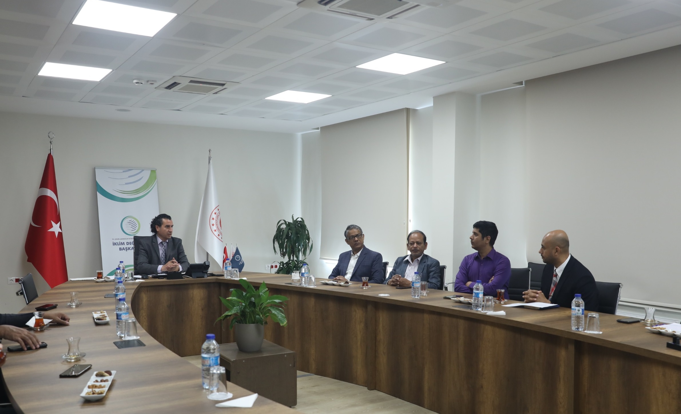 Bangladeş Heyeti Başkanlığımıza, “İklim Dirençliliği ve Sürdürülebilir Kentsel Altyapı İçin Katılımcı Planlama” eğitim programı kapsamında bir çalışma ziyareti gerçekleştirdi