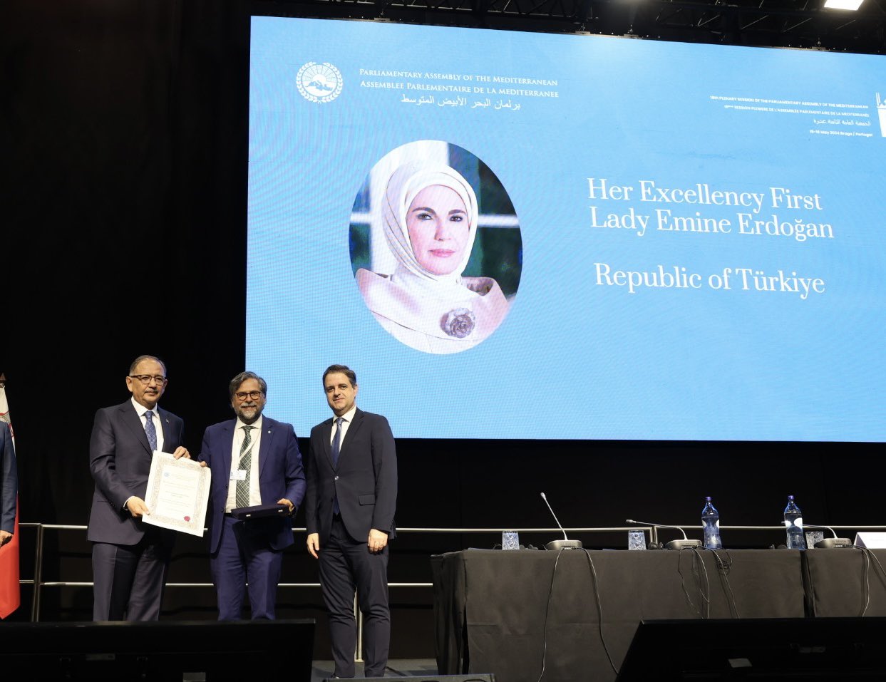 Çevre, Şehircilik ve İklim Değişikliği Bakanı Mehmet Özhaseki, Cumhurbaşkanı Erdoğan ve eşi Emine Erdoğan Hanımefendi adına “Sıfır Atık” projesine verilen “Akdeniz-Pa Ödülü”nü aldı