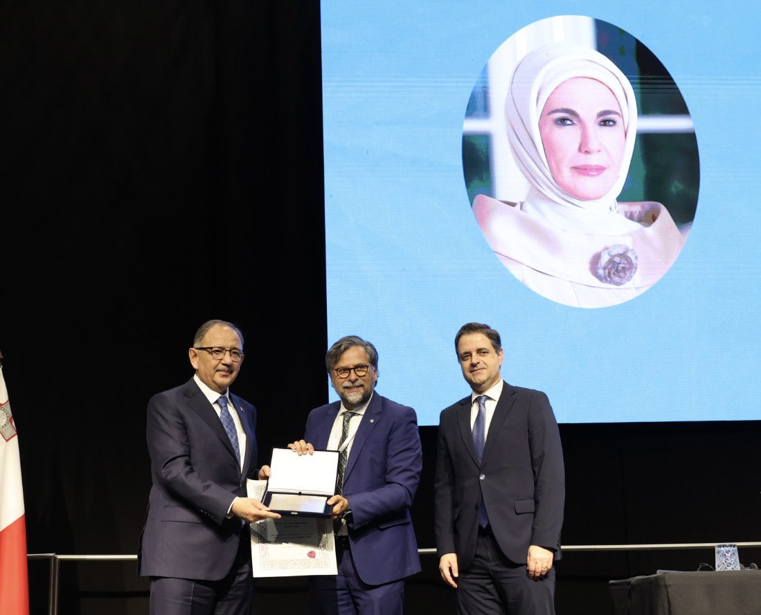 Çevre, Şehircilik ve İklim Değişikliği Bakanı Mehmet Özhaseki, Cumhurbaşkanı Erdoğan ve eşi Emine Erdoğan Hanımefendi adına “Sıfır Atık” projesine verilen “Akdeniz-Pa Ödülü”nü aldı
