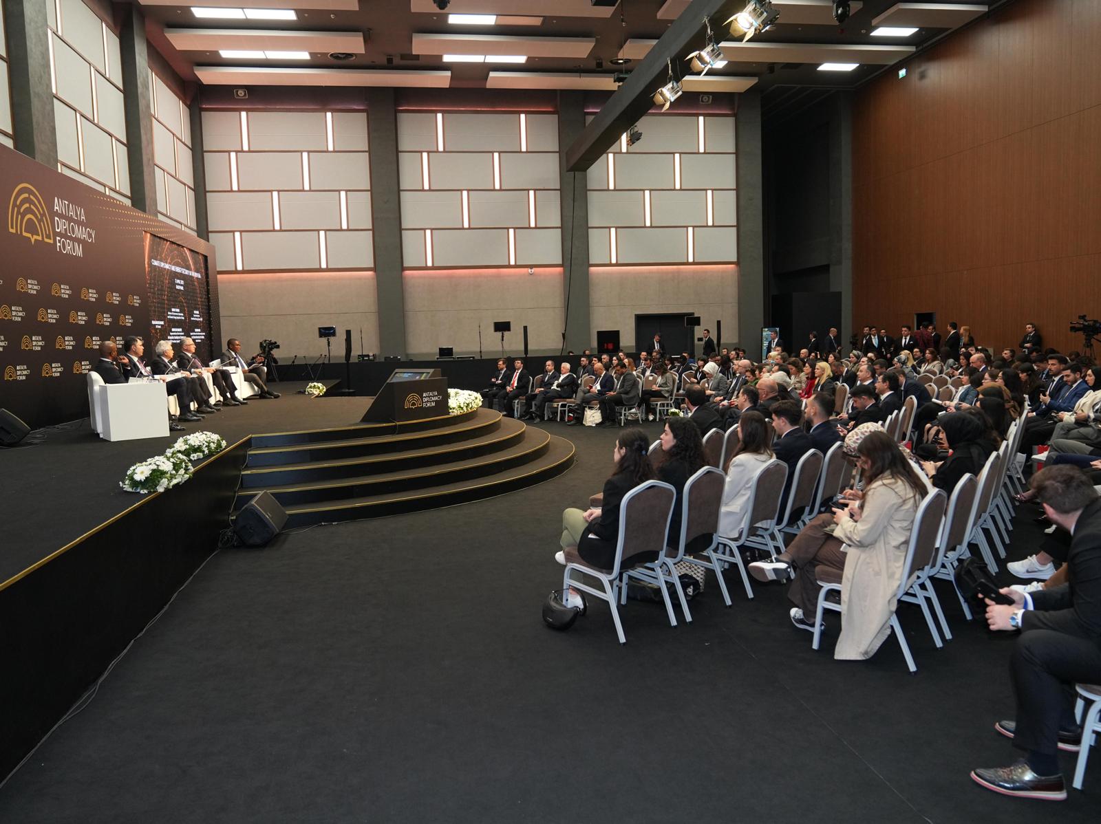Çevre, Şehircilik ve İklim Değişikliği Bakanı Kurum, Antalya Diplomasi Forumu’na Katıldı
