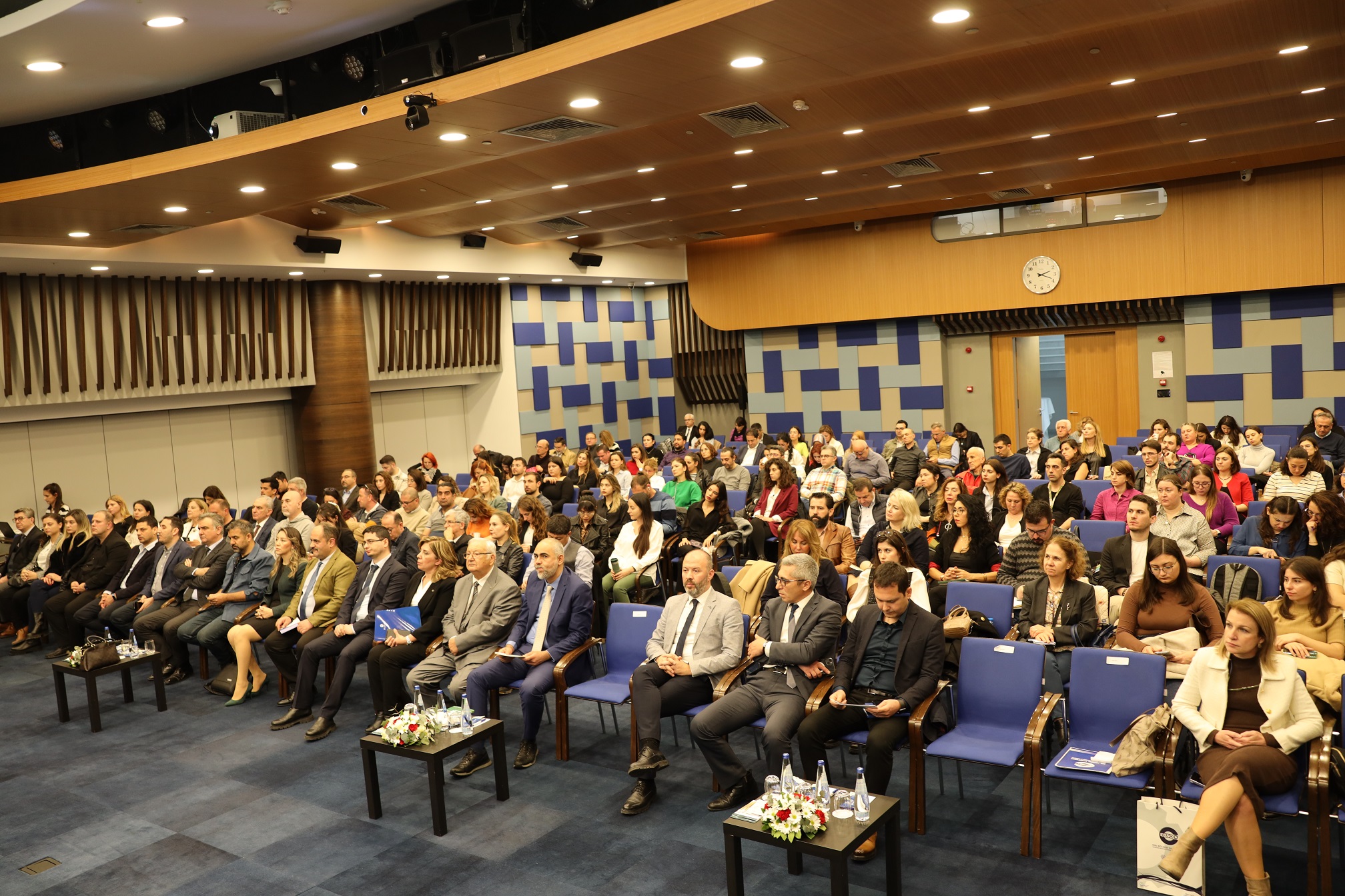 İklim Değişikliği Başkanlığı koordinasyonunda yapılan “Yeşil Dönüşüm ve Sınırda Karbon Düzenleme Mekanizması Bilgilendirme ve İstişare Toplantıları” Eskişehir, Denizli, Kocaeli, Sakarya ve Konya illerinden sonra İzmir ilinde gerçekleştirildi.