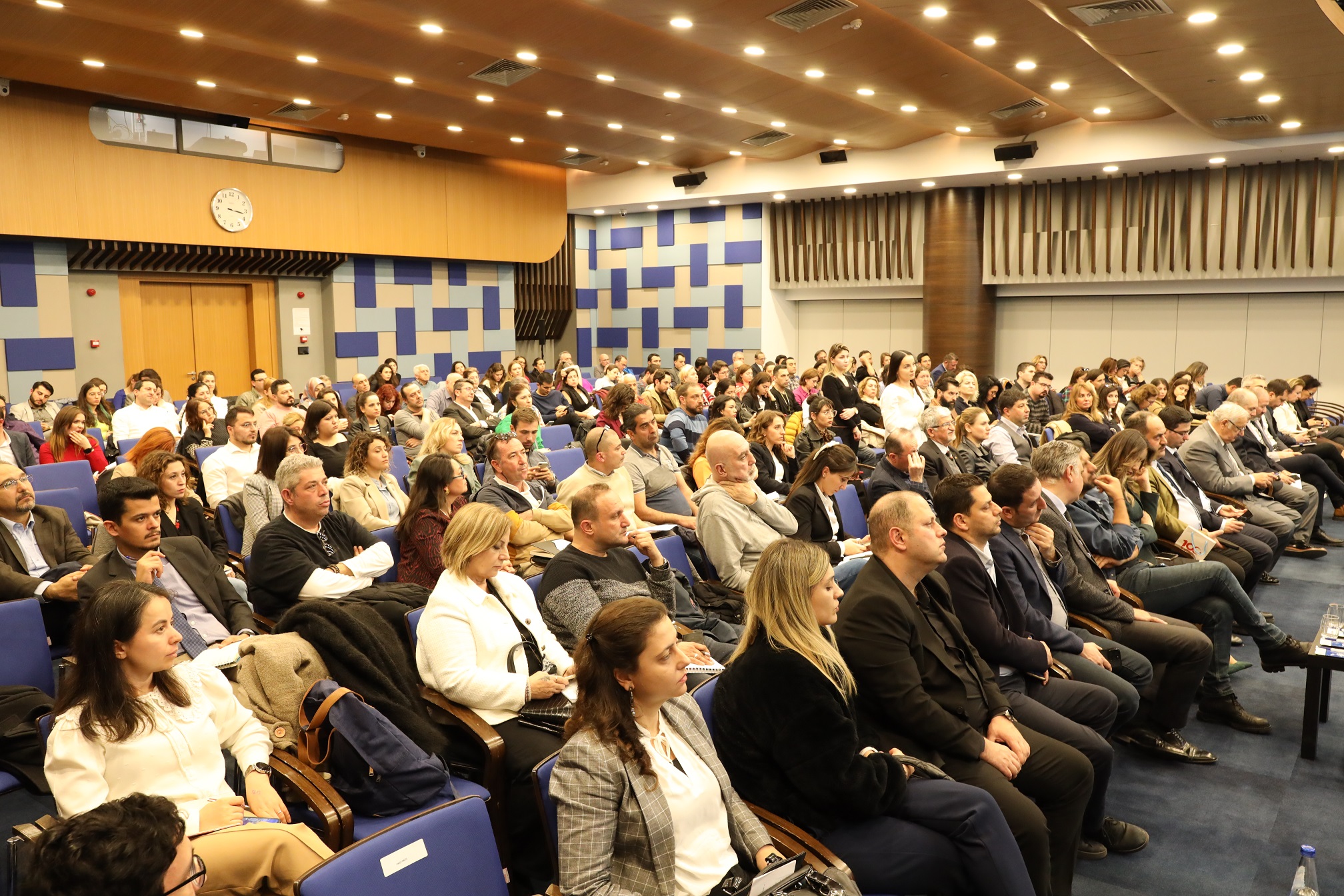 İklim Değişikliği Başkanlığı koordinasyonunda yapılan “Yeşil Dönüşüm ve Sınırda Karbon Düzenleme Mekanizması Bilgilendirme ve İstişare Toplantıları” Eskişehir, Denizli, Kocaeli, Sakarya ve Konya illerinden sonra İzmir ilinde gerçekleştirildi.